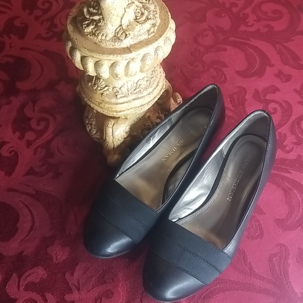 Dana Buchman black slip on size 7 Small Heel